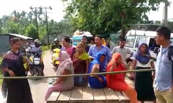BJP village Head brutally attacked an auto driver, snatched gold chain and money from him BJP village Head brutally attacked an auto driver, snatched gold chain and money from him