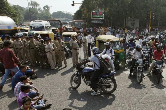 Students protest at Delhi's ITO against Agnipath scheme Students protest at Delhi's ITO against Agnipath scheme
