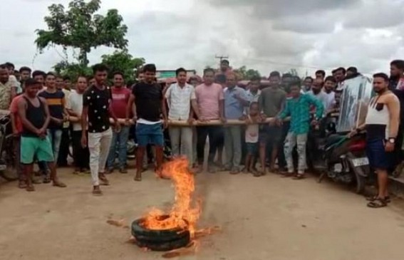 Dharmanagar: Road turned into Death trap due to Potholes, no initiative taken to repair, Local People blocked road Dharmanagar: Road turned into Death trap due to Potholes, no initiative taken to repair, Local People blocked road