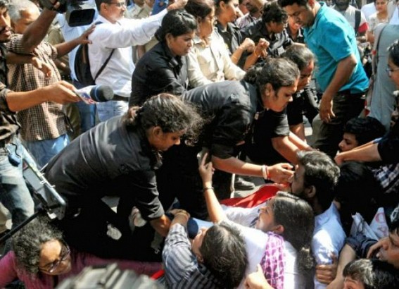 Normal life thrown out of gear in Kolkata as protests intensify against late-night police action Normal life thrown out of gear in Kolkata as protests intensify against late-night police action