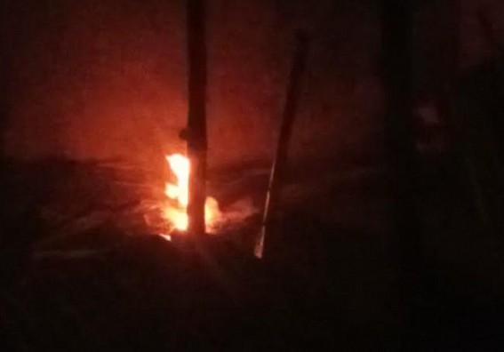 Udaipur: 9 shops were gutted in a mysterious fire late on Friday night in Ragarbagh Motorstand Udaipur: 9 shops were gutted in a mysterious fire late on Friday night in Ragarbagh Motorstand