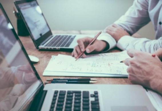 Mid-sized IT firms outperform after CEO change more often than large IT firms Mid-sized IT firms outperform after CEO change more often than large IT firms