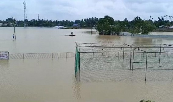 Many Houses Affected in South Chandrapur due to Flood : Over 20 Families took shelter in nearest school building Many Houses Affected in South Chandrapur due to Flood : Over 20 Families took shelter in nearest school building