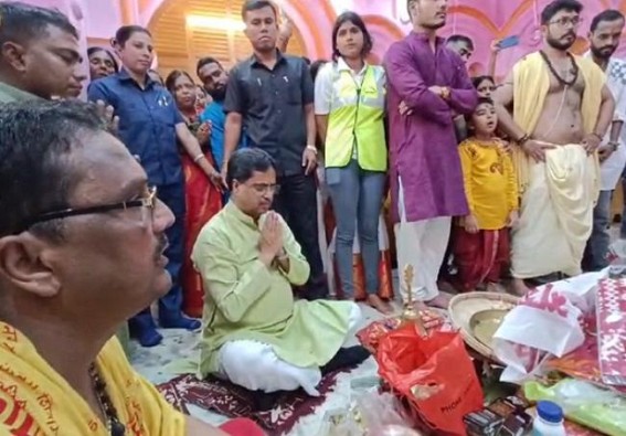 Maha-Nabami : CM Manik Saha offered prayers at Agartala Durga Bari Maha-Nabami : CM Manik Saha offered prayers at Agartala Durga Bari