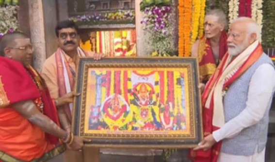 PM Modi worships at Ujjaini Mahakali temple in Secunderabad PM Modi worships at Ujjaini Mahakali temple in Secunderabad