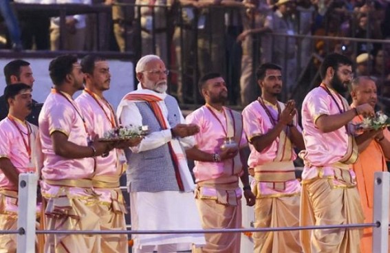 PM Modi attends 'Ganga Aarti', offers prayers at Kashi Vishwanath temple PM Modi attends 'Ganga Aarti', offers prayers at Kashi Vishwanath temple